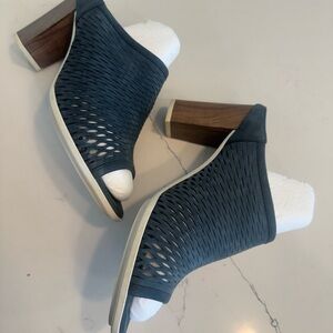 Paul Green Navy Peep-Toe Mules! Excellent condition and sooo comfortable!